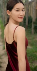 苏青漫步林间化身森系少女，肩带红裙着身美背动人
