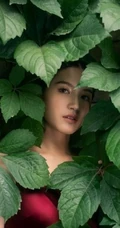 苏青漫步林间化身森系少女，肩带红裙着身美背动人