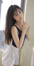 气质又可爱的蓝色背心短裤少女室内浴室清透气质写真