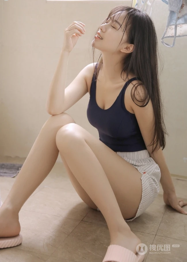气质又可爱的蓝色背心短裤少女室内浴室清透气质写真