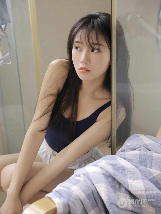 气质又可爱的蓝色背心短裤少女室内浴室清透气质写真
