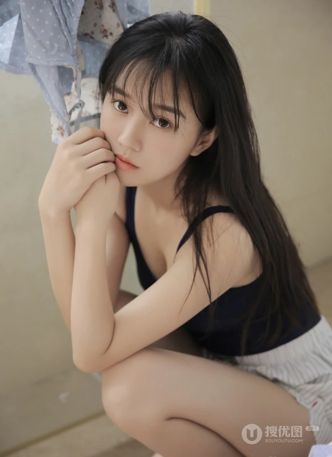 气质又可爱的蓝色背心短裤少女室内浴室清透气质写真