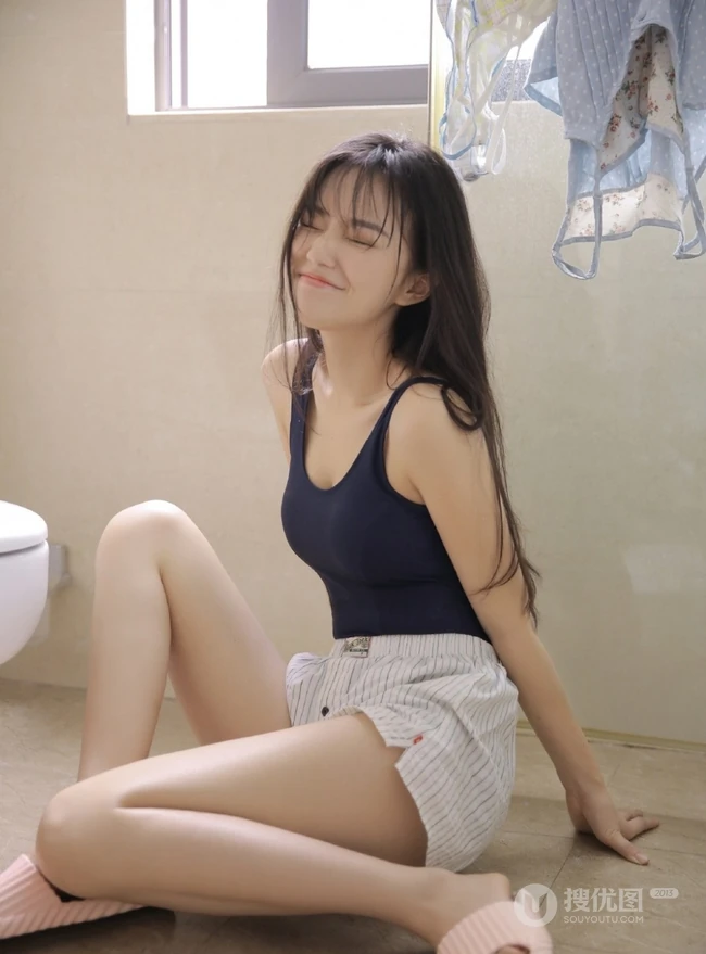 气质又可爱的蓝色背心短裤少女室内浴室清透气质写真
