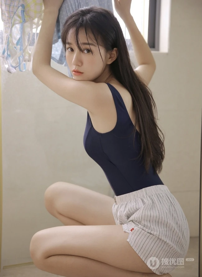 气质又可爱的蓝色背心短裤少女室内浴室清透气质写真