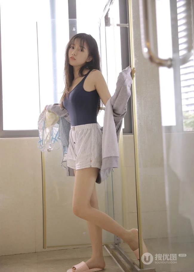 气质又可爱的蓝色背心短裤少女室内浴室清透气质写真