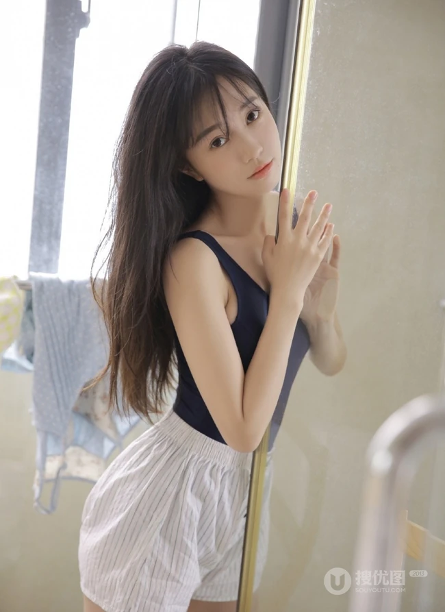 气质又可爱的蓝色背心短裤少女室内浴室清透气质写真