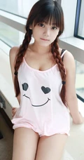 脸蛋很萌身材很匀称的气质女生小月儿气质写真图集