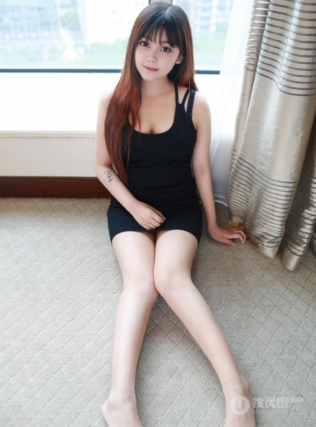 脸蛋很萌身材很匀称的气质女生小月儿气质写真图集
