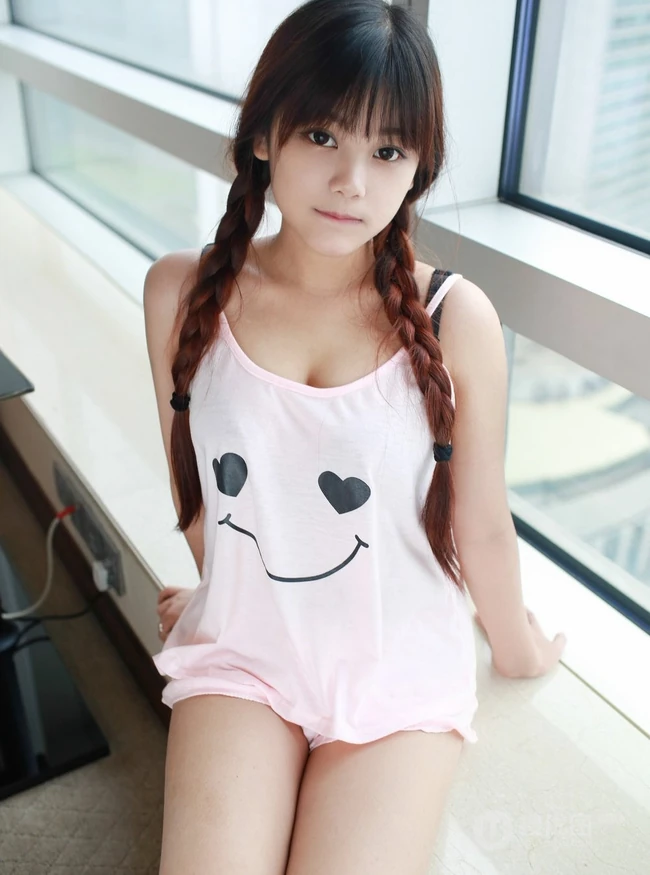 脸蛋很萌身材很匀称的气质女生小月儿气质写真图集