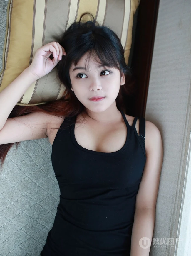 脸蛋很萌身材很匀称的气质女生小月儿气质写真图集