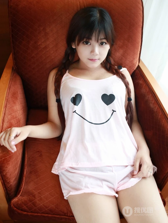 脸蛋很萌身材很匀称的气质女生小月儿气质写真图集