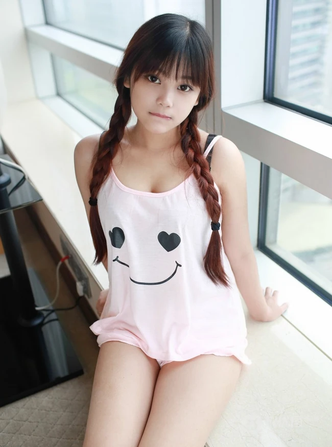 脸蛋很萌身材很匀称的气质女生小月儿气质写真图集