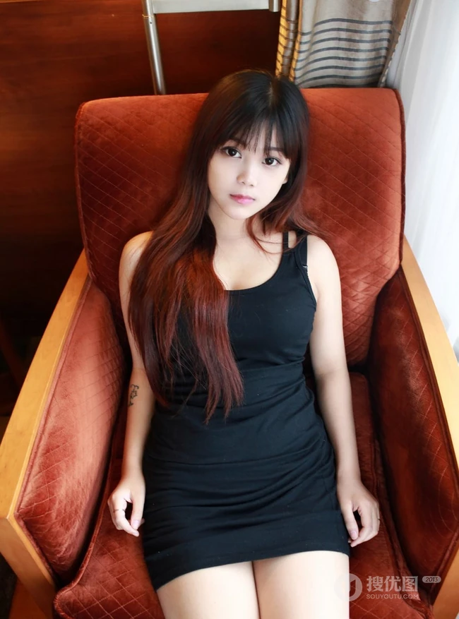 脸蛋很萌身材很匀称的气质女生小月儿气质写真图集