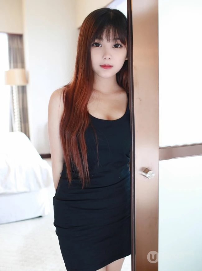 脸蛋很萌身材很匀称的气质女生小月儿气质写真图集