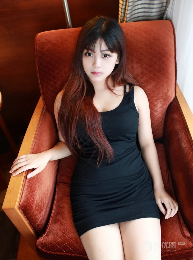 脸蛋很萌身材很匀称的气质女生小月儿气质写真图集