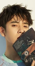 陈若轩帅气写真图片，微卷边分新发型很有范