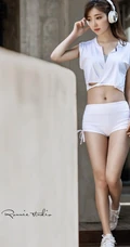 气质紧身热裤长腿运动型女生汤嘉琳短款装街拍写真