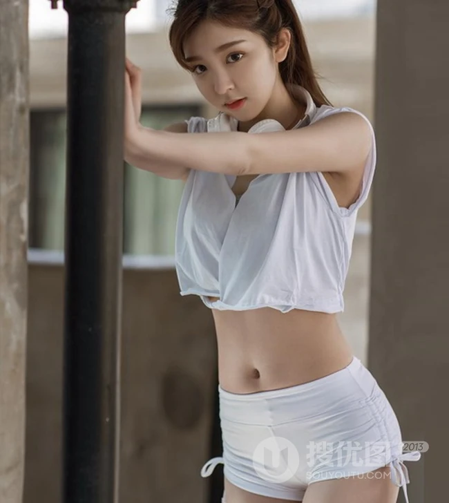气质紧身热裤长腿运动型女生汤嘉琳短款装街拍写真