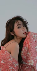巴掌脸漂亮可人长卷发女生露肩拍美美好看室内照片