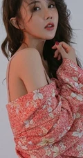 巴掌脸漂亮可人长卷发女生露肩拍美美好看室内照片