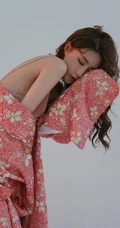 巴掌脸漂亮可人长卷发女生露肩拍美美好看室内照片