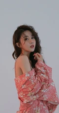 巴掌脸漂亮可人长卷发女生露肩拍美美好看室内照片