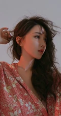 巴掌脸漂亮可人长卷发女生露肩拍美美好看室内照片