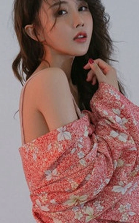 巴掌脸漂亮可人长卷发女生露肩拍美美好看室内照片