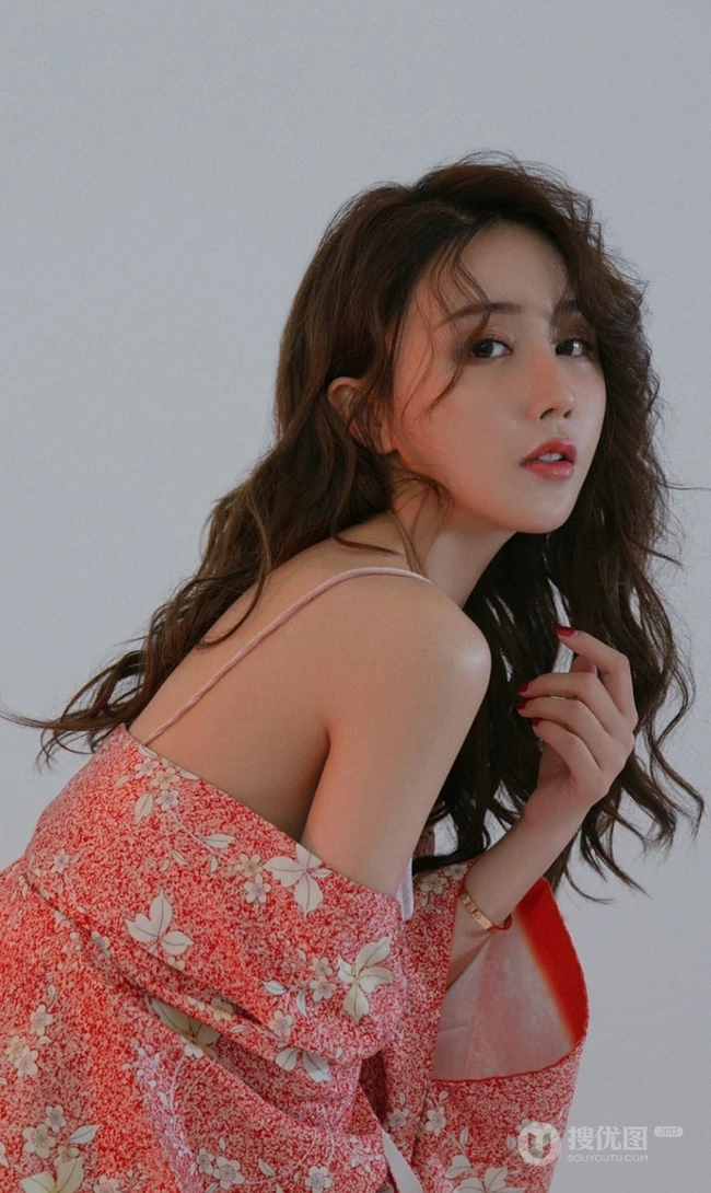 巴掌脸漂亮可人长卷发女生露肩拍美美好看室内照片