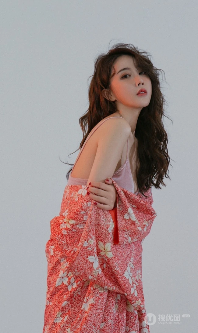 巴掌脸漂亮可人长卷发女生露肩拍美美好看室内照片