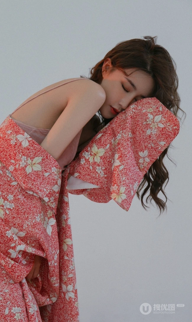 巴掌脸漂亮可人长卷发女生露肩拍美美好看室内照片