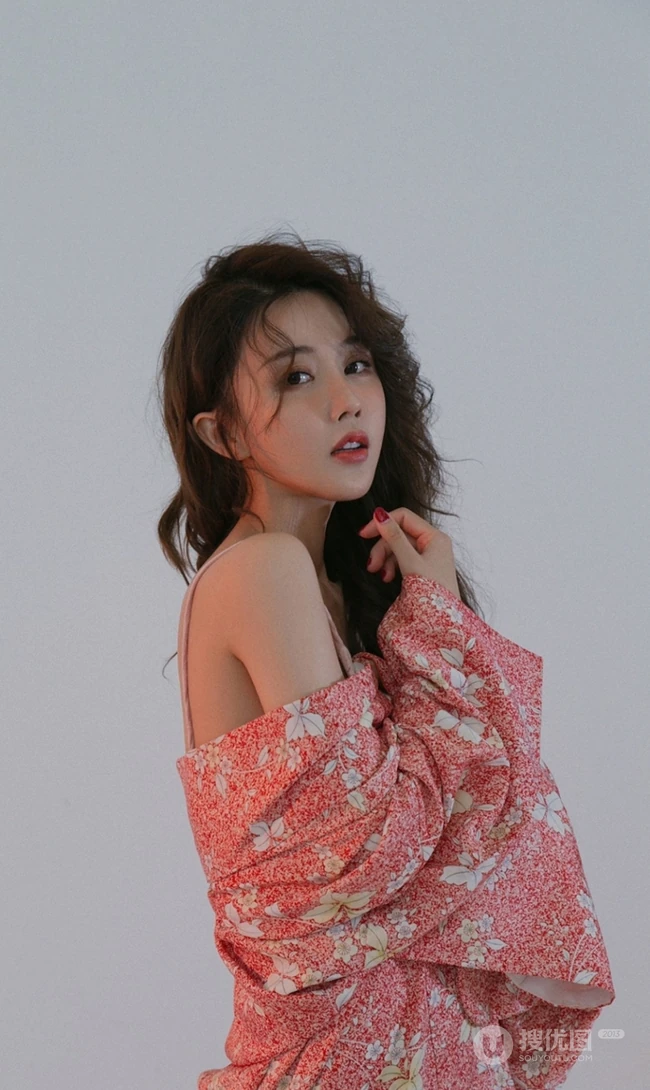 巴掌脸漂亮可人长卷发女生露肩拍美美好看室内照片