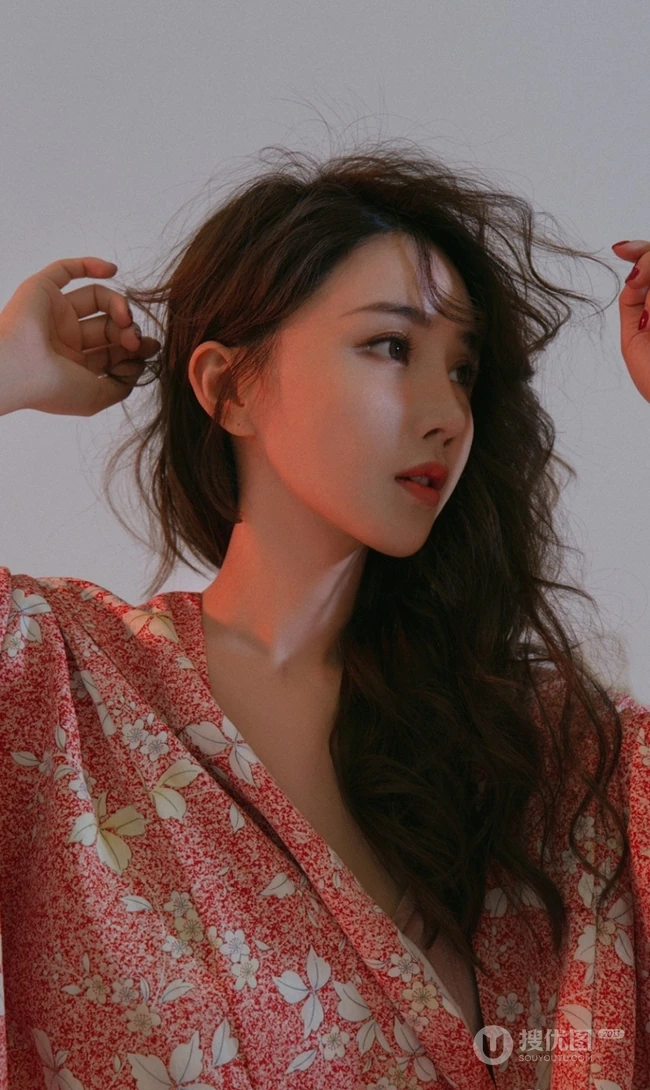 巴掌脸漂亮可人长卷发女生露肩拍美美好看室内照片