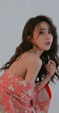 巴掌脸漂亮可人长卷发女生露肩拍美美好看室内照片