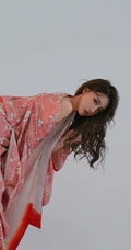巴掌脸漂亮可人长卷发女生露肩拍美美好看室内照片