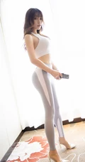 线条女生陈芝紧身白背心配健身长裤 秀气质匀称吸睛身材