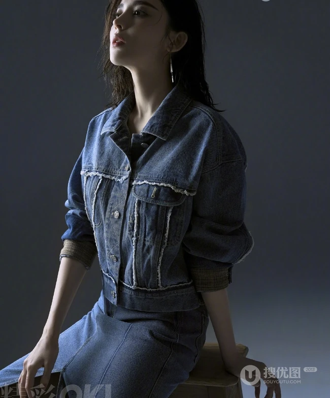 古力娜扎精彩ok杂志写真图片，露肩装褶皱裙高冷气质