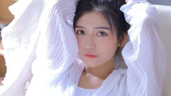 漂亮白皙丸子头美少女着宽大白色透明衬衫好看壁纸图片