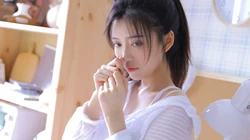 漂亮白皙丸子头美少女着宽大白色透明衬衫好看壁纸图片