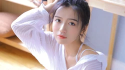 漂亮白皙丸子头美少女着宽大白色透明衬衫好看壁纸图片