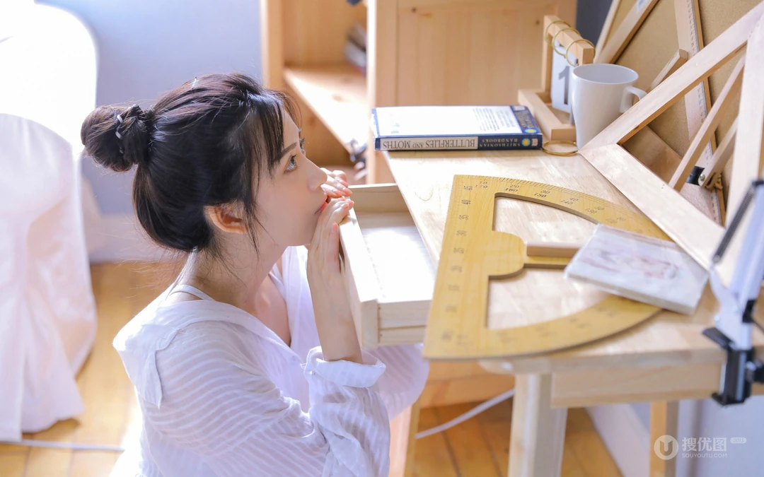 漂亮白皙丸子头美少女着宽大白色透明衬衫好看壁纸图片