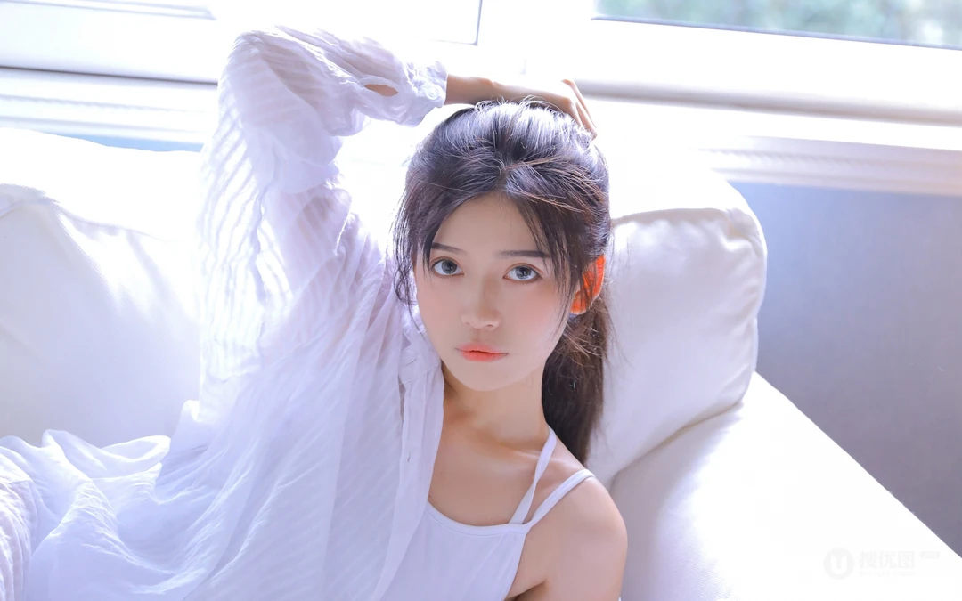 漂亮白皙丸子头美少女着宽大白色透明衬衫好看壁纸图片