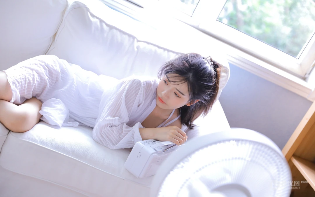 漂亮白皙丸子头美少女着宽大白色透明衬衫好看壁纸图片