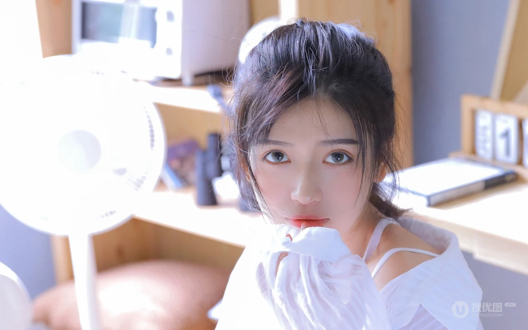 漂亮白皙丸子头美少女着宽大白色透明衬衫好看壁纸图片