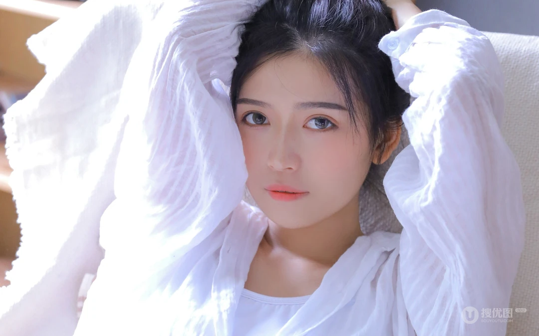 漂亮白皙丸子头美少女着宽大白色透明衬衫好看壁纸图片