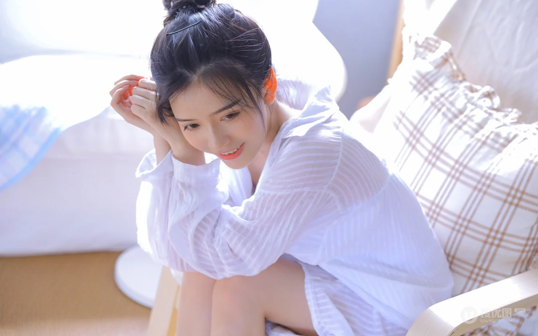 漂亮白皙丸子头美少女着宽大白色透明衬衫好看壁纸图片