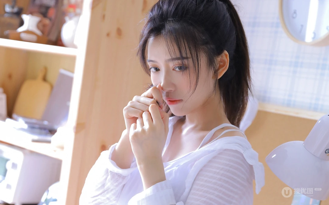 漂亮白皙丸子头美少女着宽大白色透明衬衫好看壁纸图片