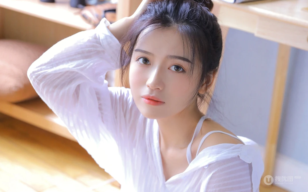 漂亮白皙丸子头美少女着宽大白色透明衬衫好看壁纸图片