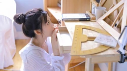 漂亮白皙丸子头美少女着宽大白色透明衬衫好看壁纸图片
