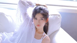 漂亮白皙丸子头美少女着宽大白色透明衬衫好看壁纸图片